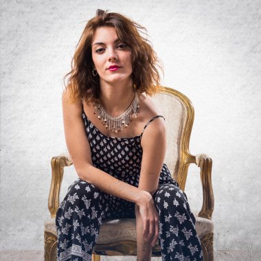 Model kadın vintage koltuk üzerinde