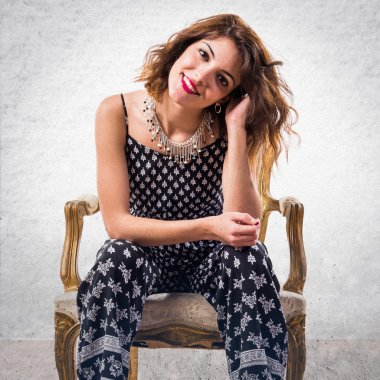 Model kadın vintage koltuk üzerinde