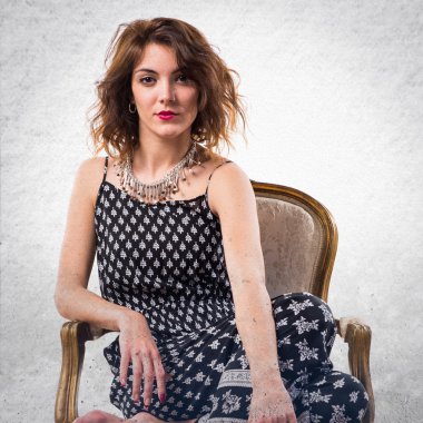 Model kadın vintage koltuk üzerinde