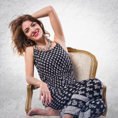 Model kadın vintage koltuk üzerinde