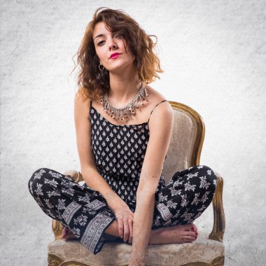 Model kadın vintage koltuk üzerinde