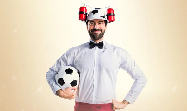 Cameriere pazzo che tiene un pallone da calcio — Foto Stock