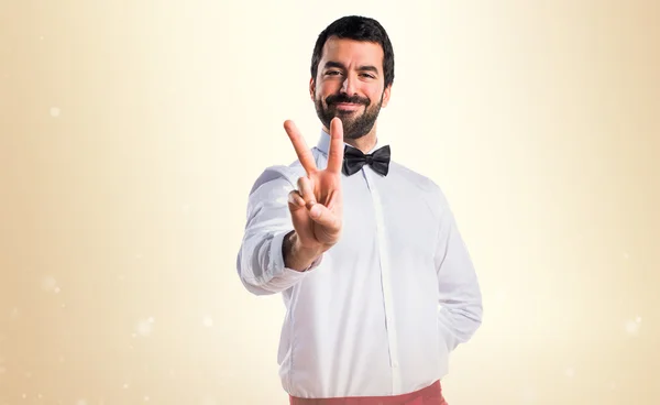 Waiter doing victory gesture — Stock Photo, Image