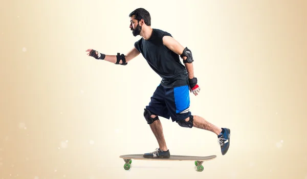 Man rider sin skateboard — Stockfoto