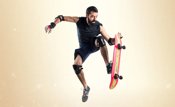 Man med skateboard hoppning — Stockfoto