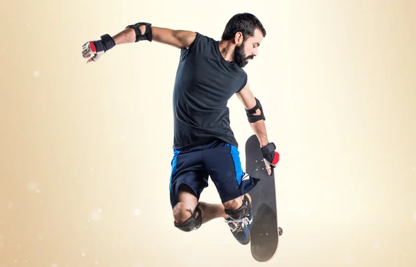 스케이트 보드 점프와 남자 — 스톡 사진