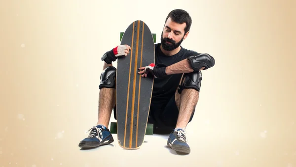 Skater con su monopatín — Foto de Stock