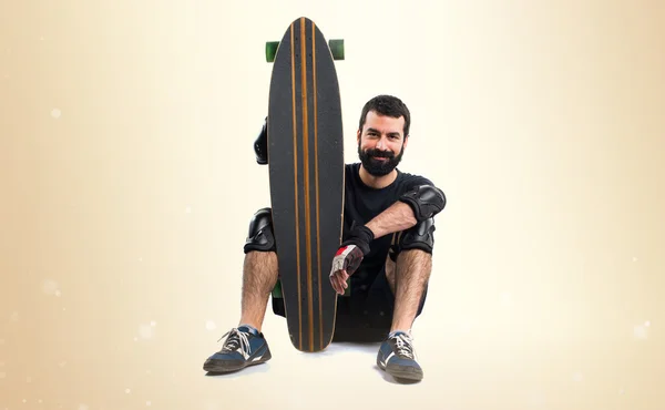 Skater con su monopatín — Foto de Stock