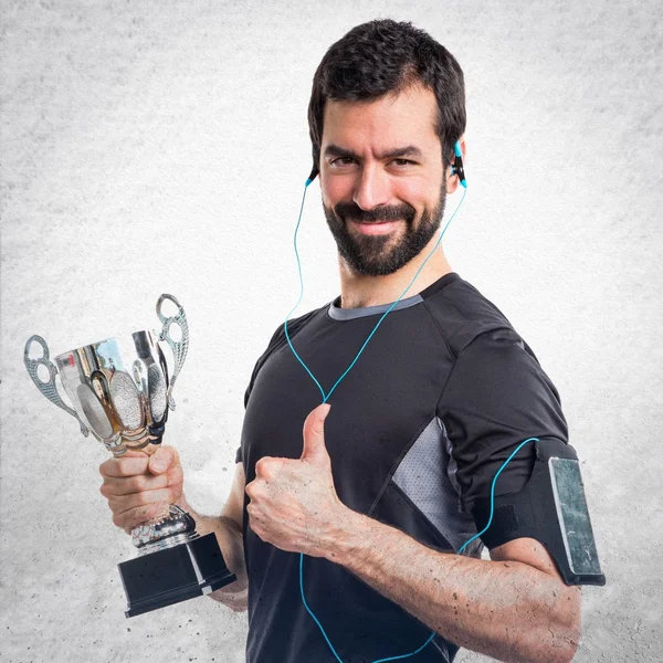 Спортсмен тримає трофей — стокове фото