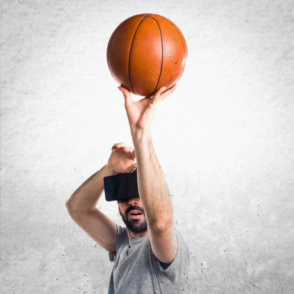Man playing basketball using VR glasses — Stock Photo, Image