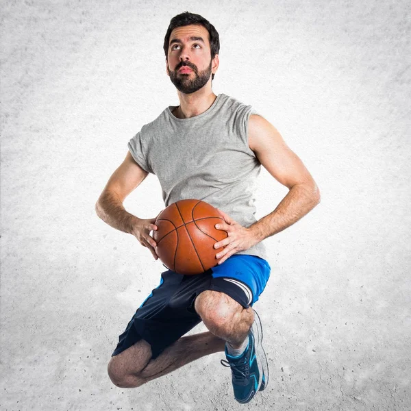 Hombre jugando al baloncesto saltar — Foto de Stock