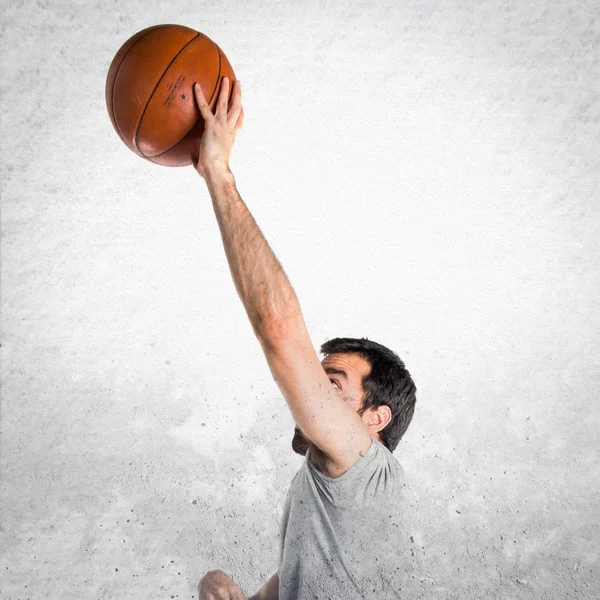 Man bermain basket melompat — Stok Foto