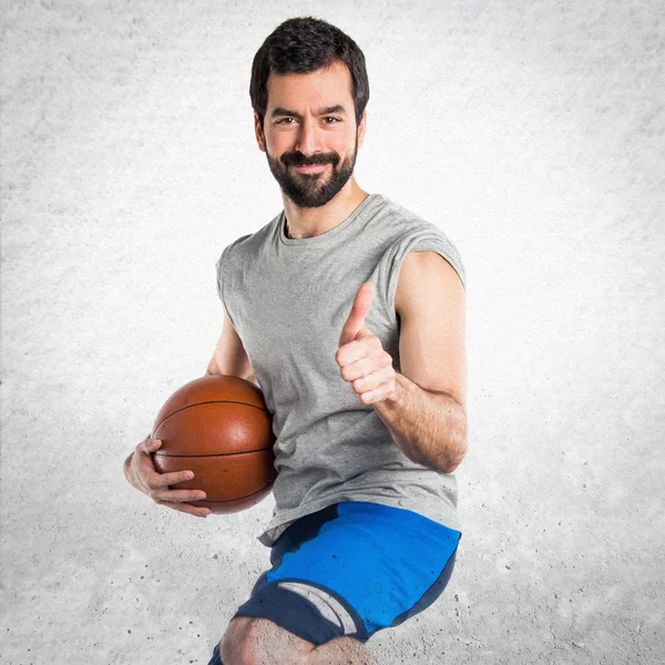 Homem jogando basquete com o polegar para cima — Fotografia de Stock