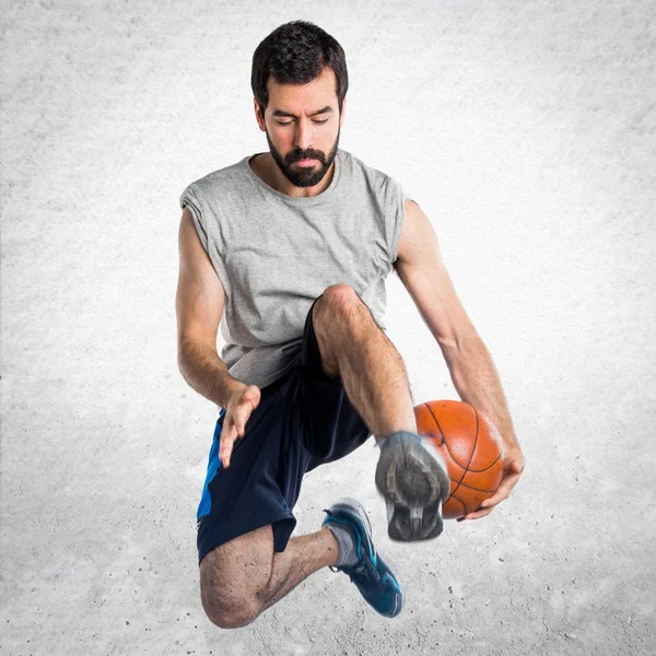 Homem jogando basquete salto — Fotografia de Stock