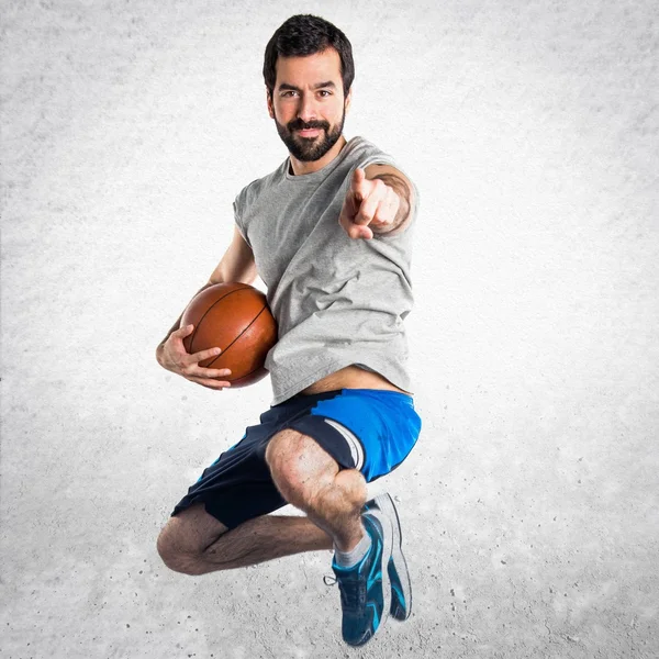 Homem jogando basquete e apontando para a frente — Fotografia de Stock