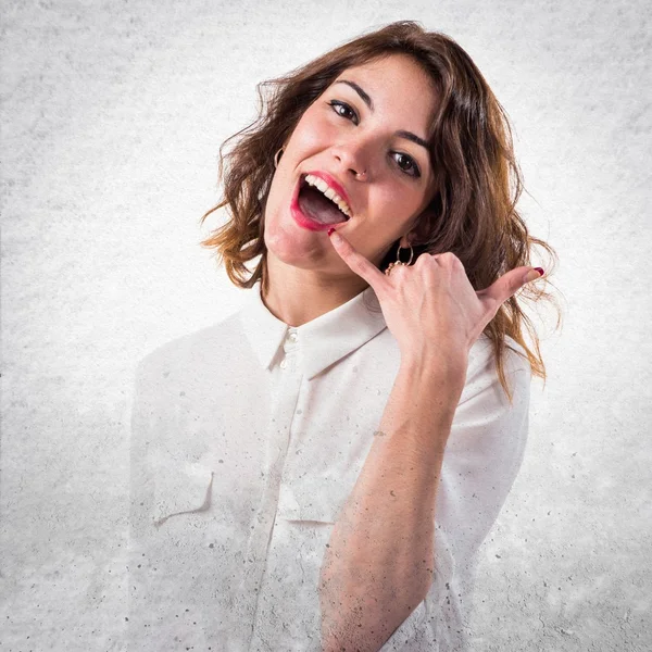 Chica bonita haciendo gesto de teléfono —  Fotos de Stock