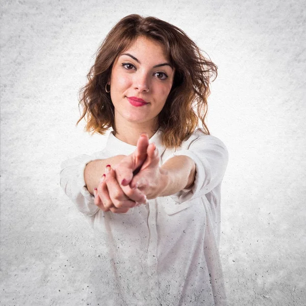 Frau macht Waffe-Geste — Stockfoto