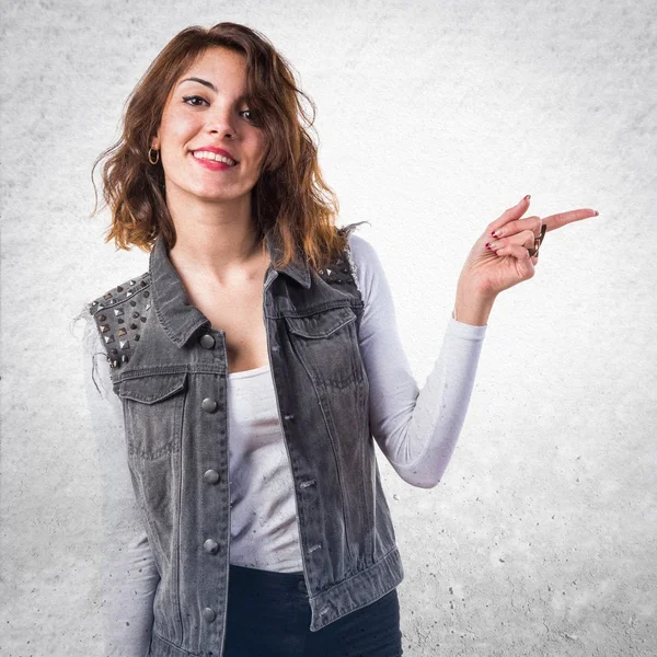 Pretty girl pointing to the lateral — Stock Photo, Image