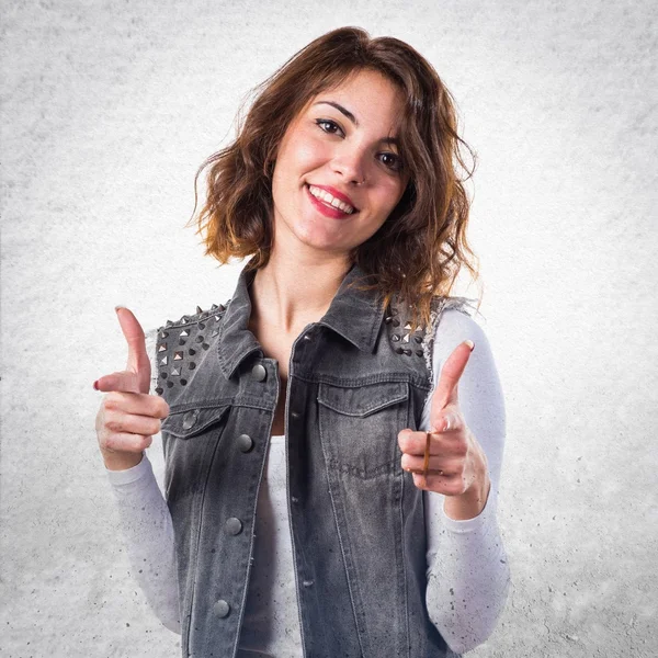 Chica bonita con el pulgar hacia arriba — Foto de Stock