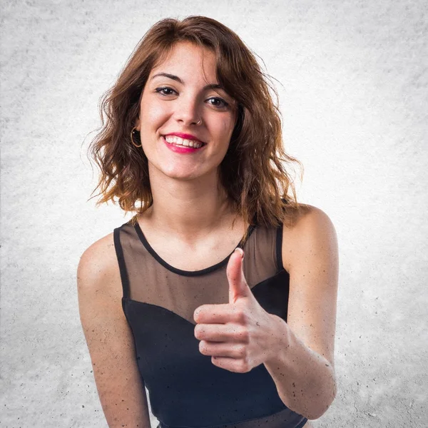 Chica bonita con el pulgar hacia arriba — Foto de Stock