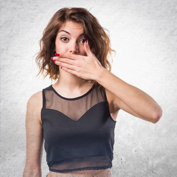 Mujer cubriéndose la boca — Foto de Stock