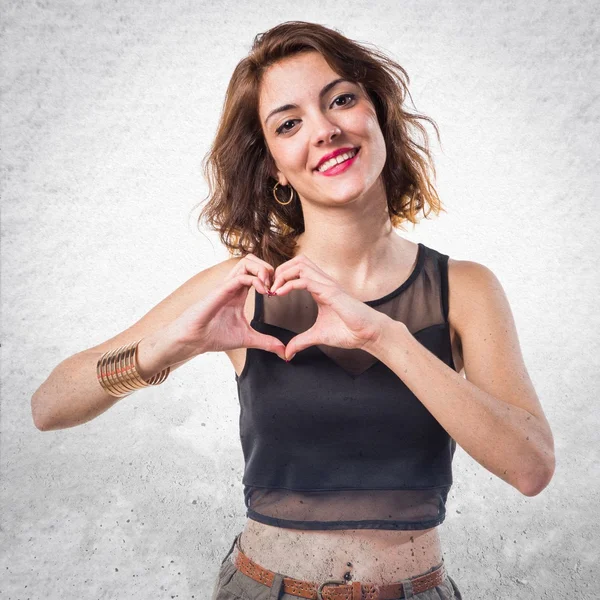 Bella ragazza che fa un cuore con le mani — Foto Stock