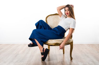 Vintage kanepede güzel kız