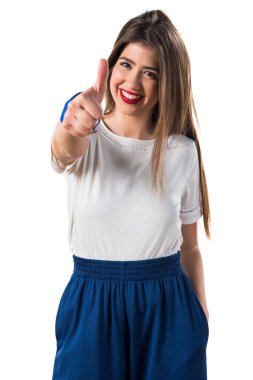 başparmak ile genç kız