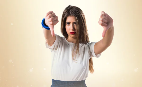 Chica joven haciendo mala señal — Foto de Stock