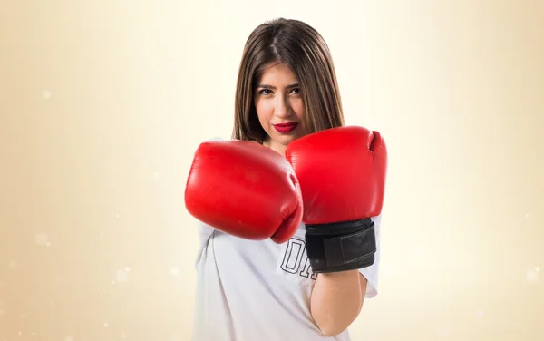 Девочка-подросток в боксёрских перчатках — стоковое фото