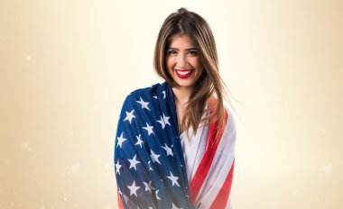 Bir Amerikan bayrağı tutan kız