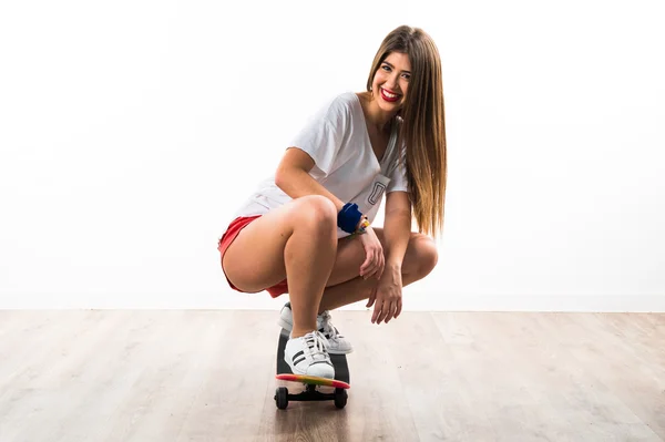 Adolescente menina segurando um skate — Fotografia de Stock