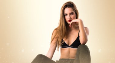 Bir paten tutan güzel kız