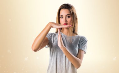 Genç kız zaman öldürüyor.