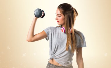 genç kadın halter yapıyorum