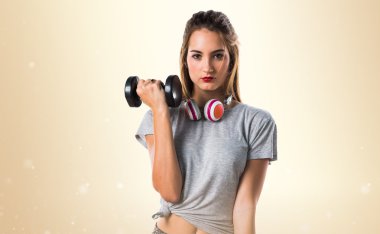 genç kadın halter yapıyorum