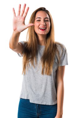 Genç kız beş sayma