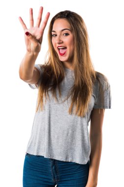 Genç kız dört sayma