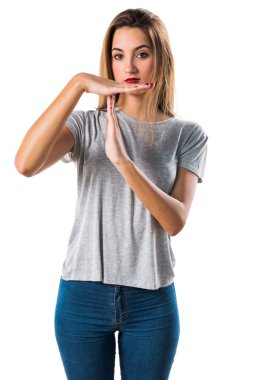 Genç kız zaman öldürüyor.