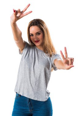 Genç kız zafer jest yapıyor