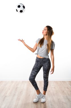 Bir futbol topu sahip kadın oyuncu