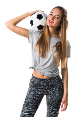 Bir futbol topu sahip kadın oyuncu