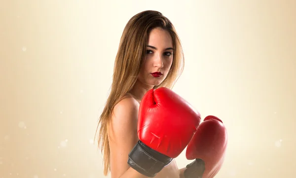 Menina adolescente com luvas de boxe — Fotografia de Stock