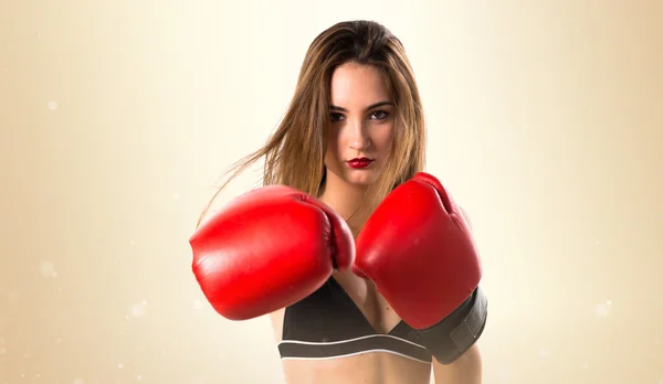 Menina adolescente com luvas de boxe — Fotografia de Stock