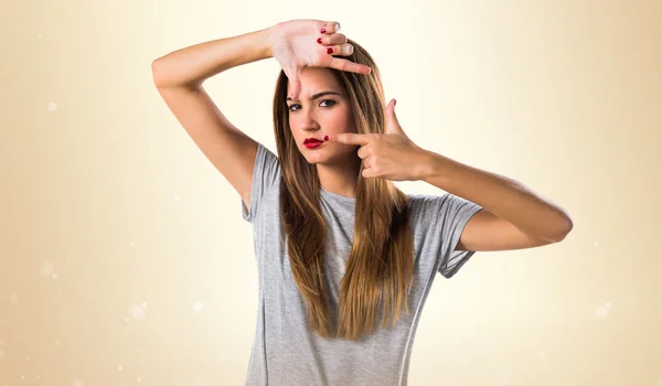 Junges Mädchen konzentriert sich mit ihren Fingern — Stockfoto