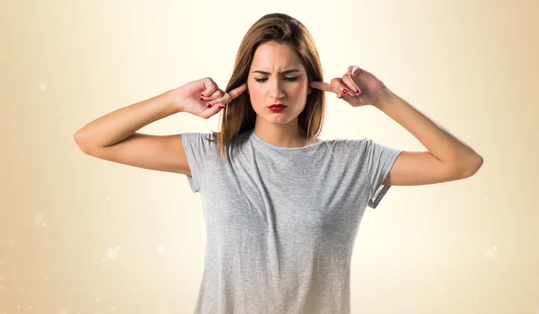 Junges Mädchen bedeckt ihre Ohren — Stockfoto