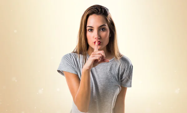 Chica joven haciendo gesto de silencio — Foto de Stock