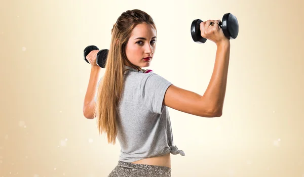 Giovane donna che fa sollevamento pesi — Foto Stock