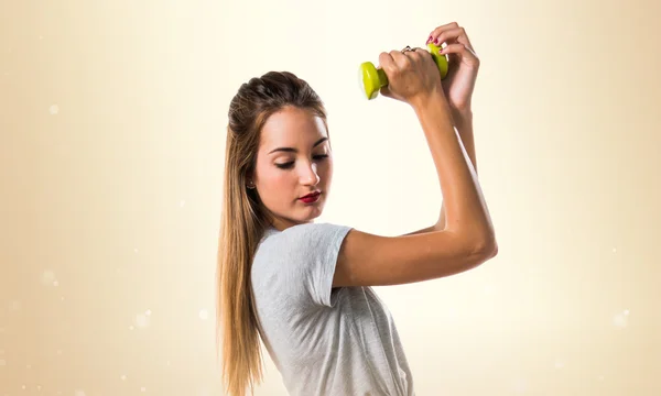 Junge Frau beim Gewichtheben — Stockfoto