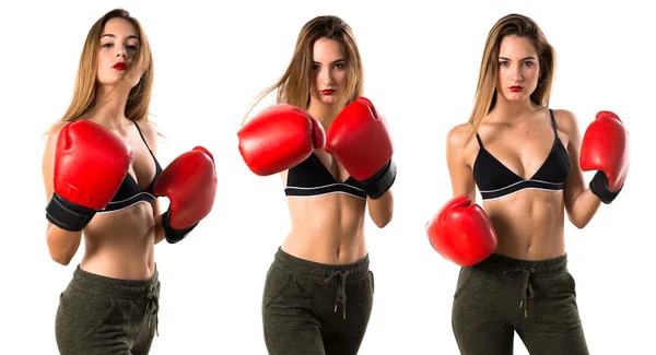 Menina adolescente com luvas de boxe — Fotografia de Stock